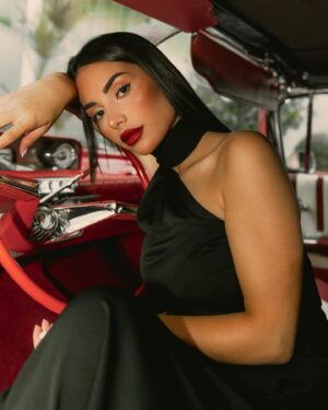 Ambre Abadia Instagram - 💄🌹❤️

Dress : @twentysevendress 
Picture 📸 : @johannacrso_photo