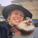 Amelia Eve Instagram - Christmas Kisses in the time of Corona 🥴 • For anyone struggling with the weight of this day.. please be kind to yourself. Today is a day to be grateful for all that we do have, to spread love and joy not only to others but also within yourself 💖 Merry Christmas Beauties! ✨