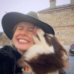 Amelia Eve Instagram - Christmas Kisses in the time of Corona 🥴 • For anyone struggling with the weight of this day.. please be kind to yourself. Today is a day to be grateful for all that we do have, to spread love and joy not only to others but also within yourself 💖 Merry Christmas Beauties! ✨