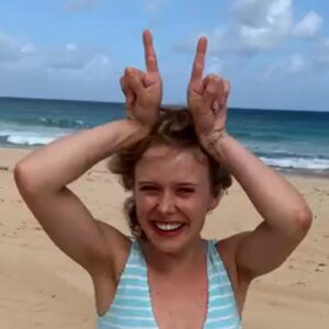 Amelia Eve Instagram - El cangrejo 🦀 

Fun fact: crabs can be right-handed, left-handed or ambidextrous #crabsarecool