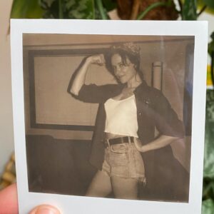 Amelia Eve Instagram - Keeping it 80s with the @polaroid bts 🤘
c/o @netflix