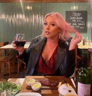 Amelia Lily Instagram - Painting the town red 🍷