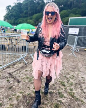 Amelia Lily Instagram - Straight off stage straight to the bar 🤟🏼🍻

#pride #bournemouth #lgbtq🌈 #gig