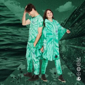 Amelia Rose Blaire Instagram - 🌎Happy Earth Day 🌎 

Had so much fun shooting with @cloakbrand for their new “Love Your Mother” drop.  They’re partnering with @charitywater to donate 10% of proceeds to building a fresh water well in Uganda.
.
.
#cloakbrand #dechartgames #earthday