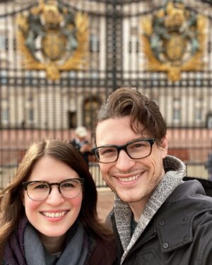 Amelia Rose Blaire Instagram - Hello London 👋🏻🇬🇧Outside Buckingham Palace - @bryandechart & I are having fun exploring the city before #MCM London. Come say Hi to us Friday, Saturday & Sunday! .
.
#dechartgames #connorarmy #mcmlondon #london #buckinghampalace #exploring #adventure #ameliaroseblaire #bryandechart #comiccon