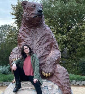 Amelia Rose Blaire Instagram - Big Bear energy 🐻 What animal energy are you channeling today?
.
.
📸 by @bryandechart #LaBreaTarPits #labreatarpitsmuseum #creativity #museum #inspiration #dechartgames