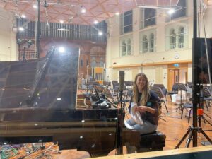 Amelia Warner Instagram - The most incredible week at @airstudioslyndhurst
1230 takes later and we have a score! 
#youngwomanandthesea
🏊🏼‍♀️🎼