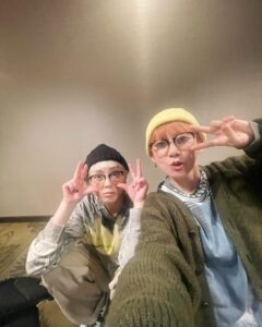Ami Oonuki Instagram - いつも何かしらのリンクコーデに偶然なっちゃうでお馴染みのアミユミは、仕事納めのこの日に限って何にもなくて(ニット帽は冬の定番)、残念だなぁーって思ってたら、なんと同じ眼鏡だった👓 さぁさ、2024年の幕開けで御座います。昨年中はPUFFYに関わっていただいた全ての皆様、ありがとう御座いました。メンバー、スタッフのみんな色々とお世話になりました。2023年は亜美の日常生活50周年ということもあり、記念公演やら何やらわがまま言わせてもらってマジ超感謝⭐︎ (しかしわたしの気持ちはもう由美50に向いてる) 大変なことも悲しいことも散々あったけど、楽しいことも沢山だった。とりあえずヨシ。今年もよろしくお願いします。 #puffy #puffyamiyumi #2024 #リンクコーデ #同じ眼鏡 #来年も由美ちゃんといっぱい遊べますように #まずは沖縄Bリーグオールスター戦前夜祭 #応援してくれよな