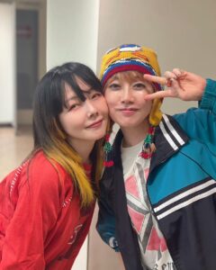 Ami Oonuki Instagram - 今年こそ、撮ってすぐ出し系のインスタグラマーになると曇天の空に誓ったのに、あみみってば！てことで、aikoの武道館ライブ行った時の写真〜❤️一緒に写真撮ろーってなって、あの子ってば…急に…ほっぺくっつけてきたの！！！！！！！！！！なんなん！！！かっわいいいいい！！！！！しぬかとおもった！！！！！！ #puffy #puffyamiyumi #aiko #あいことあみこ #嬉しそうな顔のあみこ #お外に出ないaikoに桜の開花情報を伝えるあみこ #aikoのライブのパンフレットの謎解きが難しいあみこ #今回のツアーもとても楽しめたよね☺️ #こんなにも満足度の高いライブはそんなにないと思う #ラッキーなことにほぼ毎ツアー観に行けてるけど #ぼっち参戦でも安心して爆笑できるライブなんなん