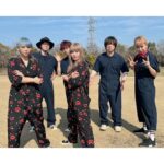 Ami Oonuki Instagram - 待たせたな…お前達。ということで、事後報告系インスタグラマーでお馴染みのPのAこと、流川楓親衛隊隊長です。特技は甘い蜜柑を見分けることです🍊　さて先日の初フェス「ジゴロック2024」での模様です。本番前の我々。緊張の面持ち🫶👶🏻🍤🙄　第一回ジゴロックに参加できて嬉しかったです！めちゃくちゃ楽しかったし、ロケーションもホスピタリティも音もストレス無く最高の一日でした☺️ 観てくれたみなさんありがとう‼️来年もまた開催されるに決まってる！PUFFYも出たいと思ってる！大分大好きや💕 #puffy #puffyamiyumi #ジゴロック2024 #一枚目は集合写真にあるまじき配置 #ムズムズする… #二枚目はそれぞれが思うかっこいいポーズでと言われた結果 #三枚目はかっこいいポーズの別パターンをくださいと言われた結果 #四枚目はお花を積みに行ったが為にリーダーシップを取る羽目になった新井くんをせせら笑う我々 #五枚目はテレタビーズシルエットの我々 #メンバーは #ベース木下裕晴さん #ギター新井弘毅くん #ドラム山口美代子チャン #キーボードは村山潤ことMJ #ようやくムラジュン #色んな意味でようやく登場 #大分名物たくさん食べさせてもらった #わたしはすっかり #りゅうきゅうの虜