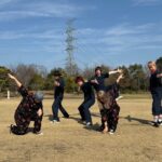 Ami Oonuki Instagram - 待たせたな…お前達。ということで、事後報告系インスタグラマーでお馴染みのPのAこと、流川楓親衛隊隊長です。特技は甘い蜜柑を見分けることです🍊　さて先日の初フェス「ジゴロック2024」での模様です。本番前の我々。緊張の面持ち🫶👶🏻🍤🙄　第一回ジゴロックに参加できて嬉しかったです！めちゃくちゃ楽しかったし、ロケーションもホスピタリティも音もストレス無く最高の一日でした☺️ 観てくれたみなさんありがとう‼️来年もまた開催されるに決まってる！PUFFYも出たいと思ってる！大分大好きや💕 #puffy #puffyamiyumi #ジゴロック2024 #一枚目は集合写真にあるまじき配置 #ムズムズする… #二枚目はそれぞれが思うかっこいいポーズでと言われた結果 #三枚目はかっこいいポーズの別パターンをくださいと言われた結果 #四枚目はお花を積みに行ったが為にリーダーシップを取る羽目になった新井くんをせせら笑う我々 #五枚目はテレタビーズシルエットの我々 #メンバーは #ベース木下裕晴さん #ギター新井弘毅くん #ドラム山口美代子チャン #キーボードは村山潤ことMJ #ようやくムラジュン #色んな意味でようやく登場 #大分名物たくさん食べさせてもらった #わたしはすっかり #りゅうきゅうの虜