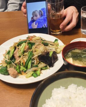 Ami Oonuki Instagram - 昨日(1/30)の吉村由美さんお誕生日投稿に沢山のコメントありがとうございました！インスタグラムというものを知らない由美ちゃんに時間の許す限り読み上げたところ、照れた御様子できゃわ😍でした。本日も2/10に愛知県での久々のワンマンライブに向けてリハーサルでしたが、リハ後に由美ちゃんはお友達とお誕生日会をしに行ってしまったので、場所は把握しているけど誘われてないので無理矢理行くわけにもいかず……残されたアタイらで馴染みのカフェにて「推し不在のお誕生日会」を遂行致しました🥳🥳🥳🥳　推しのめでてぇ誕生日や〜🫶💕
#puffy #puffyamiyumi #吉村由美 #由美ちゃんお誕生日おめでとう #しかし本人はパーティー行かなあかんねん #場所把握してるの怖ぁ😂 #推し不在のお誕生日会🎂✨ #楽しかった〜🥳 #由美ちゃんにお味噌汁を飲ませてあげてる亜美 #手の血管が亜美パパそっくりや #加工されて可愛い岡本啓佑くん #ニラレバ定食のレバーで由美ちゃんの鉄分をアップしてあげてるけど加工が反映されなかった渡辺シュンスケくん #加工前の写真は実物よりおじさんに写ってると言ってたので本人そのものの新井弘毅くん #お祝いされた可愛いツインテ由美ちゃん #オフは笹野さんになる由美ちゃん