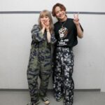 Ami Oonuki Instagram - 先日の山フェスは、会場のみなさんに楽しんでいただけるか不安がいっぱいだったのですが、このTHE RAMPAGE岩谷翔吾くんがわたしの安心材料でした☺️ ってぐらい、翔吾くんとはよく遊んでよく語ってるよね〜！そして美味しいものもよく食べてる🤤 こんな風に仕事で会うの初めてだったけど、よく頑張ってた！やっぱちゃんとしてんのね〜！笑 #puffy #puffyamiyumi #therampage #岩谷翔吾 #翔吾は色々相談してくれて #ほんま可愛い奴やで！ #行動範囲も似てるからすぐ来てくれるしな #今年こそスノボ行こな #釣りも健二郎兄さんと行こな #ほくちゃんと鍋も行こな #陣くんとオムライスも行こな #やましょーくんも連れて行こな #みんなほんとに性格が素晴らしく良くて #人としてめちゃくちゃちゃんとしてる #これがHIROさんの教えかと思うと #息子がいたら一旦入れたいよね… #っていうぐらいRAMPAGEに感動した #そこで相談なんだけどさ #そろそろパフィーもLDH入れてもらっていい？😂 #山フェスで言うの忘れてたけど #翔吾との出会いはもちろんダンスだったね… #いつまでも踊っていたいよな