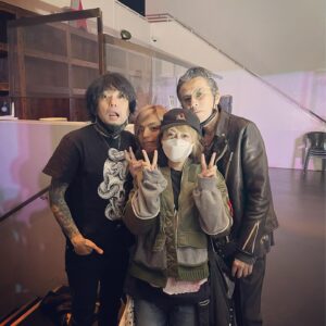 Ami Oonuki Instagram - PUFFYはありがたいことに、チバさんから数曲、しかも作詞作曲で提供していただいてて、どれもこれもめちゃくちゃにカッコいい。そのうちの一つは劇場版NARUTOの主題歌になって世界中の人々から愛されて、フランスでも歌うことができた。沢山の人に「『誰かが』めちゃいい曲ですね」と言ってもらえた。(その度に「あれはデモテープが一番やばい」とお伝えしている。本人に敵うわけないのでセルフカバー禁止したかったけど、ちゃんとされているのでそちらも是非。)チバさんからも「あれ、すげえカッコイイよなあ！」と褒めていただいた。コーラスしてもらった曲もある。最高。
そして友達から聞くチバさんの話がどれもこれもチャーミングで、お気に入りがいくつかあるので、それをひとつ。
コロナ禍にチバさんと会ったうぶちゃん @ubukatashinichi がどこかの建物に入る際、チバさんが「あれ…全然できねえ」と言いながら一生懸命前髪を上げておでこを出していたお相手がこちら💁‍♀️ 自動手指消毒噴霧器さんです☺️
そして2枚めの写真は既出ですが、うちの娘が撮ってくれて、ベロンベロンのチバさんが写真を見て「オイ誰だよ後ろの○○○みてえな奴‼️」と本気で驚いていた。自分の姿見たことないんかこの人…と思った。(○○○はSNSにそぐわないかもなので、ライブのMCとか直接会った時に聞いてくれよな)
そして、てれんてれんの状態で一生うちの娘にうぶちゃんの紹介をしていた。「しってる？このひと。えるれがーでん。」…と。はい、チャーミング🥰 
わたしのこのundercoverのMA-1も、「洒落てるよなぁ」と言いながら絶対小さいのに謎に欲しがってたw  あげればよかったなあ。ヨコケンとThe Birthdayの対バンも、「すげえ席用意してやるから来なよ！」って言ってくれた。やさ〜☺️ でも岩手でさ。行けなかったんだ。行きたかったなあ。
#チバさん #みんな寂しがってるよ #呑んだら呑まれる律儀な男