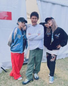 Ami Oonuki Instagram - 昨日は第一回ごぶごぶフェス2024、トップバッターでやらせていただきました‼️出演者も豪華ならステージもバックヤードも豪華すぎて、来年やらないつもりで駆け抜けようとしてるのか心配になりましたが、我らがCEO浜田雅功さんが無事来年の開催も約束してくれたので、5月11日はスケジュールガン空けで待機しておく所存です！観てくださった皆さん、スタッフ・関係者の皆さん、ありがとうございました！めちゃくちゃ楽しかった〜✨✨✨ #puffy #puffyamiyumi #ダウンタウン浜田雅功さん #ごぶごぶフェス2024 #CEO #PUFFYトップバッターってことは #実質柿落としなのでは🤔 #お久しぶりの浜田さんは #休む間もなくトークをしたり #いろんな方とお話したり #忙しくされていたので #段々と如実に疲れが見えて参りました #今日も開催されてるので #終わる頃にはえらいこっちゃと思います #でもいつもアミユミに優しくて #民生さんが一緒だったということもあり #勝手に親戚気分☺️ #ド後輩のお父さんだしな #浜田さんにいただいたアマジャンを着た私服のアミユミは #何となく色もマッチして衣装のよう #浜田さんお誕生日おめでとうございました #今日は奥田民生先生ちゃんのお誕生日や🎊