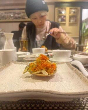 Ami Oonuki Instagram - 本日ぅうううう！！！吉村由美さんのぉおおおおお！！！お誕生日ぃいいいいいいぇあ！！！ということで、今日も今日とて絶賛仕事中ですが色んな可愛い由美ちゃんのオフショットを集めてみましたの🩷🩷🩷
まじでこんな可愛い子なかなかいないと思うっぴ❣️🍬🍦🍨🍩🍫🍪由美ちゃんの隣に居る時間コンテストでぶっちぎりの優勝を飾った亜美が、自信を持ってお届けする可愛い由美ちゃんご堪能ください😍
#puffy #puffyamiyumi #吉村由美 #寝屋川のアナコンダ #一杯目早子🍺 #キティマオ #ケテエちゃん #色んなあだ名がありました #そんな由美ちゃんも #lv49 #写真はイカゲームに参加した由美ちゃんや #流行りのアプリの由美ちゃん #ハートに囲まれてキメ顔の由美ちゃん #美味しそうなスイーツ食べてる由美ちゃん #毎年一緒にカニ食べ行ってる由美ちゃん #いやー暑くて参っちゃうよねの由美ちゃん #だんだんと笹野さんになる由美ちゃん #もっと載せたいのになー #どれもこれも可愛すぎてゲロ吐きそう🐸 #ずっと愛でてられる子が隣にいるしあわせ #おたおめ中のおたおめ #今日を日本の祝日にしたい #仕事入れるけど #明日の由美ちゃんの友達主催の誕生日会 #誘われてないけど偶然なフリしちゃおうかな #場所はわかってる