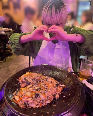 Ami Oonuki Instagram - 先日、由美ちゃんとふたりきりで‼️由美ちゃん独占状態で‼️ 韓国料理屋さんで暴飲暴食してきた〜🥰 お料理がどれもこれも映えていたのに、一切写真を撮ることなく出されてすぐ食べるというお局たち。TVチャンピオンかと思った。唯一撮った写真は締めの♡ポックンパ。これはさすがに店員さんに促されたのでカメラを向けたら、あーら可愛い😍 ♡に🫶してる由美ちゃんです🥰
#puffy #puffyamiyumi #吉村由美 #寝屋川のアナコンダ #全部丸呑みしちゃうぞ #フードファイター亜美由美 #わたしの飲んだマッコリ美味しかったなー #そういえば昔 #堺雅人がマッコリの発音について熱く語ってたけど #熱すぎて無視した😂 #堺雅人とアミ同い年 #由美ちゃんはアミの一個下 #しっかりしてるから由美さん年上かと思ったってよく言われるけど #全然末っ子なんすよ #だから負けじと #アミもバブみ増すように頑張ってます #明日何時からだっけ？ #とか #沖縄どんな上着で行く？ #とか #これって燃えるゴミ？ #とか #よく聞いたりしてる #この日もバブバブしつつ #30周年に向けてやりたい事など聞き出して全部忘れたので #また改めて聞くという無限ループに誘う作戦 #ちなみにこの日 #由美ちゃんが緑のニット🟢 #アミが赤のニット🧶 #並んで歩いたらクリスマスだった🎄