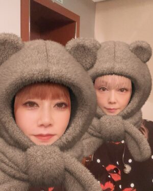 Ami Oonuki Instagram - アプリの底力を知った2024年のアミユミは、来月めちゃ久々にワンマンをやります☺️ 「ROAD TO 30」と銘打って30周年に向かって色々行う第一歩は、愛知県一宮市でのライブになります！2024年2月10日かな🤔
このライブに向けて毎日10キロ泳ごうとしたり、週3のピアノのレッスンをしようとしたり、週4で流行りのマシンピラティスに行くところだったり、週6で糖分を摂ったりしています！！由美ちゃんに於いては既に完璧に仕上げてます！！
是非みんなで遊びにきてね☺️☺️
#puffy #puffyamiyumi #久々にツーショット撮ったら #由美ちゃんが赤ちゃんみたいでおかわ👶🏻 #今日別件で名古屋行ったんだけど #新幹線での話がめちゃ楽しかった #わたしがイドゥナ見始めたもんで #すごい盛り上がった #ワンマンだとアミユミのおしゃべりが長くなるかもしれないけど #勘弁してくれよな #舞台監督に怒られるけどな #2月10日 #一宮市市民会館 #この日ガイシホールで #coldrainもライブしてるけど #間違えてこっち来てくれてもいいよ #coldrain感動するかもだけど #絶対まさとより面白いこと言うよ @masato_coldrain