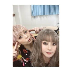 Ami Oonuki Instagram - 昨日はめちゃ久々のワンマンライブを愛知県一宮市民会館でやってきました☺️ワンマンってこんなだったわ〜ってぐらい、楽しすぎてお喋りが止まらなかった笑 それを見越してのセットリストだったけどそれを上回るMCでした。昨今のライブでは昨日はベストアクトだった！と思う！観にきてくれたみんなも楽しんでくれてたら嬉しいな☺️ PUFFY30周年に向けてのプロジェクト"Road to 30"はここからスタートです💁‍♀️
#PUFFY #puffyamiyumi #roadto30 #愛知県一宮市民会館 #来てくれた皆さんありがとう！ #楽しすぎて楽しすぎて #タノションするかと思った #ちなみにモーニングできませんでした #愛知県て喫茶店も多いけど #パチ屋多くない？ #気のせい？