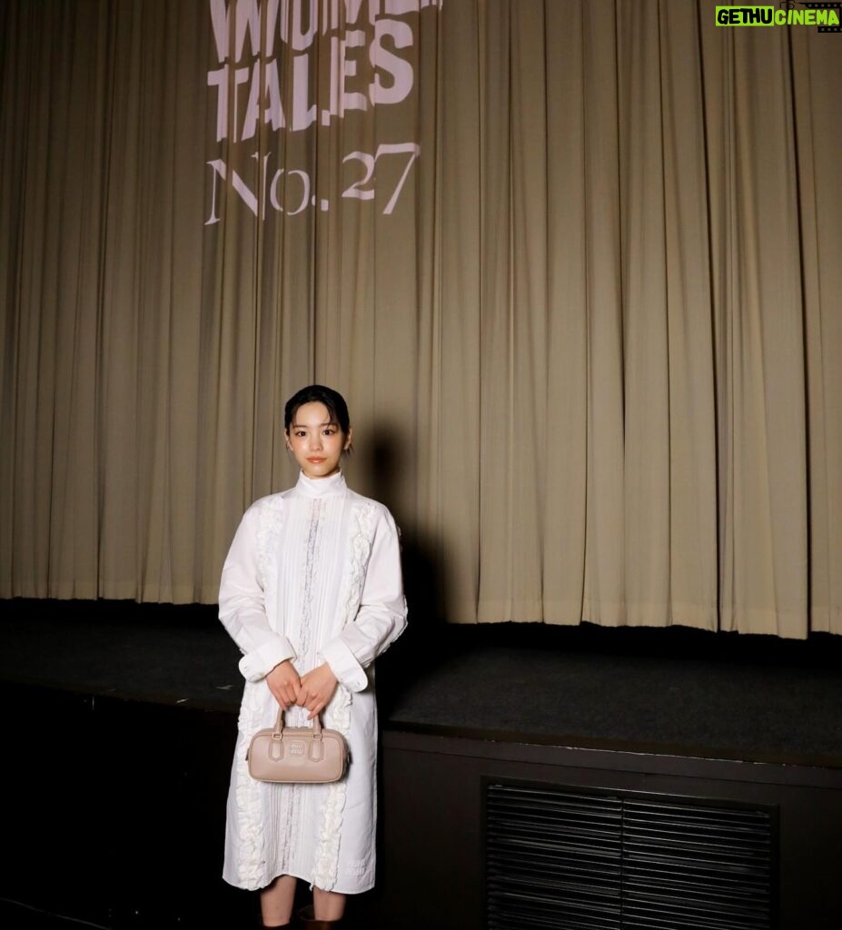 Ami Touma Instagram - ミュウミュウ ショートフィルムプロジェクト 「MIU MIU WOMEN’S TALES(女性たちの物語)」上映イベントに参加させて頂きました。 国際的に活躍する女性映画監督たちに作品を制作してほしいというミュウミュウの依頼から始まり、10 年以上続いているプロジェクトだそうです。 ショートフィルム｢I AM THE BEAUTY OF YOUR BEAUTY, I AM THE FEAR OF YOUR FEAR」を見てきました。 心に隠してきた気持ちを押し殺さず自分が持てるもの全てを使って表現していく事で本来の自分が見えてくる、と教えられているように感じました。 素敵な衣装を着て、可愛いバッグを持って、ショートフィルムを見られてとても素敵な時間でした。 ショートフィルムはYouTubeでも見る事ができるので気になった方はぜひご覧ください！ #MiuMiu #MiuMiuWomensTales #PR