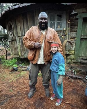 Amie Donald Instagram - Kinda look like a Hobbit next to you Big Man @nonso_anozie 😂

@sweettoothnetflix @netflix @sweettoothbrasil #amiedonald #sweettooth #mayamonkeysweettooth