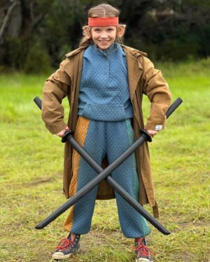 Amie Donald Instagram - Maya Monkey 🐒 likes to practice with her swords ⚔️ in between sets 

@sweettoothnetflix #amiedonald #mayamonkeysweettooth @sweettoothbrasil #sweettooth