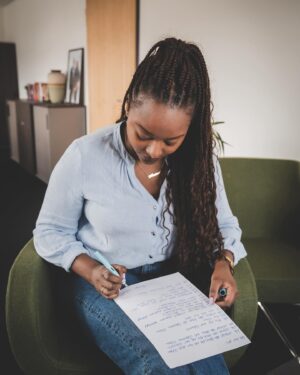 Aminata Touré Instagram - In den letzten Tagen habe ich oft darüber nachgedacht wie viel Macht Worte haben, wie sichtbar oder unsichtbar sie Menschen machen. Und wie sie Menschen ermutigen können, die unterschiedliche Formen von Diskriminierung erfahren. 

Der internationale Frauentag und die internationalen Wochen gegen Rassismus haben mich einen Text auskramen lassen, der auch in meinem Buch ist. 

In den letzten Wochen war ich auf mehreren Veranstaltungen, bei denen mutige junge Frauen  vor einen Publikum Texte vorgetragen haben. Über das Frausein in dieser Gesellschaft.

Welche Texte spiegeln für dich wider, was es bedeutet?