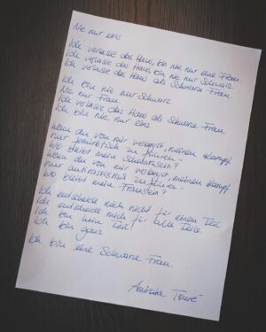 Aminata Touré Instagram - In den letzten Tagen habe ich oft darüber nachgedacht wie viel Macht Worte haben, wie sichtbar oder unsichtbar sie Menschen machen. Und wie sie Menschen ermutigen können, die unterschiedliche Formen von Diskriminierung erfahren. 

Der internationale Frauentag und die internationalen Wochen gegen Rassismus haben mich einen Text auskramen lassen, der auch in meinem Buch ist. 

In den letzten Wochen war ich auf mehreren Veranstaltungen, bei denen mutige junge Frauen  vor einen Publikum Texte vorgetragen haben. Über das Frausein in dieser Gesellschaft.

Welche Texte spiegeln für dich wider, was es bedeutet?