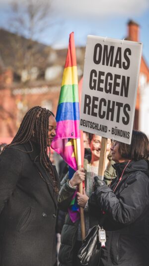 Aminata Touré Instagram - Ein Ausschnitt von meiner Rede in Neumünster auf der Kundgebung gegen Rechte, die gegen die Aufnahme von Geflüchteten aufgerufen haben. Es ist und bleibt unsere Aufgabe lauter zu sein als sie und unsere demokratischen Grundwerte zu verteidigen.
