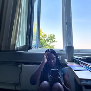 Aminata Touré Instagram - In dieser Woche ging es viel um die Unterbringungssituation von Geflüchteten in Schleswig-Holstein. Wir haben steigende Zahlen, deshalb habe ich die Entscheidung getroffen, dass wir einen sechsten Standort als Landesunterkunft hochfahren. Damit schaffen wir 600 weitere Plätze und haben dann 7.800 Plätze im Land. Die fünf, bald sechs Kommunen in Schleswig-Holstein, in denen die Landesunterkünfte sind, leisten eine großartige und humanitäre Arbeit. 

Bild 1: Montag - wie immer gefüllt mit internen Runden. Wenn ich im Landeshaus bin und noch Zeit zwischen Terminen habe, bin ich meist in Lasses Büro. Einen Stuhl bietet er mir aber nicht immer an! 

Bild 2: Mittwoch: Vor dem Innen- und Rechtsausschuss mit meinem Team. Wir haben das Parlament unter anderem über die neu getroffenen Maßnahmen zur Unterbringung informiert. 

Bild 3: Mittagspause mit Trish und Katrine :). 

Bild 4: 15 Jahre Landesverband Frauenberatungsstellen Schleswig-Holstein. 

Bild 5: Auf dem Bild seht ihr Frauen unterschiedlicher Parteien und Organisationen, die sich für Gleichberechtigung und den Schutz gegen Gewalt einsetzen. 

Bild 6: Interview vorm Ministerium zum Schutz gegen Gewalt an Frauen. Es braucht meiner Meinung nach noch mehr Prävention und härtere Strafen bei Tätern.

Bild 7: In unserer Landesunterkunft in Seeth bei einer Versammlung mit Bürgermeister*innen der Gemeinde selbst und anliegenden Gemeinden und Gemeindevertreter*innen und interessierten Bürger*innen zur aktuellen Situation der Unterbringung. 

Bild 8: Danke für den regen Austausch und die ehrlichen und offenen Worte. Seeth leistet eine großartige Arbeit. Das Landesamt genauso und wir wollen als Land mit aller Kraft unterstützen und optimieren, wo es geht. 

Bild 9: Beim Frauencafé der Landesunterkunft. Neben den Zahlen und Kapazitäten, von denen wir immerzu sprechen, ist es wichtig die Menschen dahinter nicht zu vergessen. Menschen, die vor Krieg und Verfolgen fliehen und hier ein neues Zuhause finden. 

Bild 10: Und es sind viele Kinder, die in den Unterkünften leben, für die wir in den Erstaufnahmeeinrichtungen ein Beschulungs- und Betreuungsangebot haben.