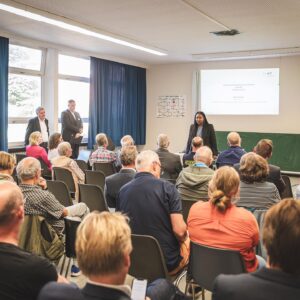 Aminata Touré Instagram - In dieser Woche ging es viel um die Unterbringungssituation von Geflüchteten in Schleswig-Holstein. Wir haben steigende Zahlen, deshalb habe ich die Entscheidung getroffen, dass wir einen sechsten Standort als Landesunterkunft hochfahren. Damit schaffen wir 600 weitere Plätze und haben dann 7.800 Plätze im Land. Die fünf, bald sechs Kommunen in Schleswig-Holstein, in denen die Landesunterkünfte sind, leisten eine großartige und humanitäre Arbeit. 

Bild 1: Montag - wie immer gefüllt mit internen Runden. Wenn ich im Landeshaus bin und noch Zeit zwischen Terminen habe, bin ich meist in Lasses Büro. Einen Stuhl bietet er mir aber nicht immer an! 

Bild 2: Mittwoch: Vor dem Innen- und Rechtsausschuss mit meinem Team. Wir haben das Parlament unter anderem über die neu getroffenen Maßnahmen zur Unterbringung informiert. 

Bild 3: Mittagspause mit Trish und Katrine :). 

Bild 4: 15 Jahre Landesverband Frauenberatungsstellen Schleswig-Holstein. 

Bild 5: Auf dem Bild seht ihr Frauen unterschiedlicher Parteien und Organisationen, die sich für Gleichberechtigung und den Schutz gegen Gewalt einsetzen. 

Bild 6: Interview vorm Ministerium zum Schutz gegen Gewalt an Frauen. Es braucht meiner Meinung nach noch mehr Prävention und härtere Strafen bei Tätern.

Bild 7: In unserer Landesunterkunft in Seeth bei einer Versammlung mit Bürgermeister*innen der Gemeinde selbst und anliegenden Gemeinden und Gemeindevertreter*innen und interessierten Bürger*innen zur aktuellen Situation der Unterbringung. 

Bild 8: Danke für den regen Austausch und die ehrlichen und offenen Worte. Seeth leistet eine großartige Arbeit. Das Landesamt genauso und wir wollen als Land mit aller Kraft unterstützen und optimieren, wo es geht. 

Bild 9: Beim Frauencafé der Landesunterkunft. Neben den Zahlen und Kapazitäten, von denen wir immerzu sprechen, ist es wichtig die Menschen dahinter nicht zu vergessen. Menschen, die vor Krieg und Verfolgen fliehen und hier ein neues Zuhause finden. 

Bild 10: Und es sind viele Kinder, die in den Unterkünften leben, für die wir in den Erstaufnahmeeinrichtungen ein Beschulungs- und Betreuungsangebot haben.