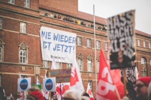 Aminata Touré Instagram - They said: 15.000 Leute in Kiel! 🥹♥️🙏🏾
Danke, Kiel!
Es bleibt unsere Pflicht nicht nur heute auf die Straße zu gehen, sondern auch an jedem anderen Tag für unsere Demokratie zu kämpfen.

Großen Dank an @dgb.kiel.region für die Organisation und das Mobilisieren!