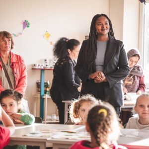 Aminata Touré Instagram - In dieser Woche ging es viel um die Unterbringungssituation von Geflüchteten in Schleswig-Holstein. Wir haben steigende Zahlen, deshalb habe ich die Entscheidung getroffen, dass wir einen sechsten Standort als Landesunterkunft hochfahren. Damit schaffen wir 600 weitere Plätze und haben dann 7.800 Plätze im Land. Die fünf, bald sechs Kommunen in Schleswig-Holstein, in denen die Landesunterkünfte sind, leisten eine großartige und humanitäre Arbeit. 

Bild 1: Montag - wie immer gefüllt mit internen Runden. Wenn ich im Landeshaus bin und noch Zeit zwischen Terminen habe, bin ich meist in Lasses Büro. Einen Stuhl bietet er mir aber nicht immer an! 

Bild 2: Mittwoch: Vor dem Innen- und Rechtsausschuss mit meinem Team. Wir haben das Parlament unter anderem über die neu getroffenen Maßnahmen zur Unterbringung informiert. 

Bild 3: Mittagspause mit Trish und Katrine :). 

Bild 4: 15 Jahre Landesverband Frauenberatungsstellen Schleswig-Holstein. 

Bild 5: Auf dem Bild seht ihr Frauen unterschiedlicher Parteien und Organisationen, die sich für Gleichberechtigung und den Schutz gegen Gewalt einsetzen. 

Bild 6: Interview vorm Ministerium zum Schutz gegen Gewalt an Frauen. Es braucht meiner Meinung nach noch mehr Prävention und härtere Strafen bei Tätern.

Bild 7: In unserer Landesunterkunft in Seeth bei einer Versammlung mit Bürgermeister*innen der Gemeinde selbst und anliegenden Gemeinden und Gemeindevertreter*innen und interessierten Bürger*innen zur aktuellen Situation der Unterbringung. 

Bild 8: Danke für den regen Austausch und die ehrlichen und offenen Worte. Seeth leistet eine großartige Arbeit. Das Landesamt genauso und wir wollen als Land mit aller Kraft unterstützen und optimieren, wo es geht. 

Bild 9: Beim Frauencafé der Landesunterkunft. Neben den Zahlen und Kapazitäten, von denen wir immerzu sprechen, ist es wichtig die Menschen dahinter nicht zu vergessen. Menschen, die vor Krieg und Verfolgen fliehen und hier ein neues Zuhause finden. 

Bild 10: Und es sind viele Kinder, die in den Unterkünften leben, für die wir in den Erstaufnahmeeinrichtungen ein Beschulungs- und Betreuungsangebot haben.