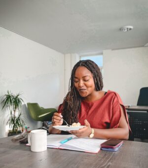 Aminata Touré Instagram - „Nicht alles lässt sich ändern, aber nichts ändert sich von selbst.“ - James Baldwin

Als daily reminder liegt diese Karte bei mir im Büro. 

Das hier ist ein Ausschnitt vom Mittwoch und Donnerstag.

Kurze Lagebesprechung mit meinem Team, bei dem es auch um die Frage Kuchen zum Frühstück ging ;) (Slide 2)! 

Dann ging es zur wöchentlichen Abteilungsleiter*innensitzung, bei der wir die Themen des Hauses besprechen: Kita, Soziales, Pflege, Geflüchtete, Behindertenpolitik, Ehrenamt, Senior*innenpolitik, Koordinierung von Themen mit anderen Ministerien uvm. (Slide 3) 

Später gings zum Fachtag Prostituiertenschutzgesetz, das 6 Jahre alt geworden ist. Ich durfte eine Keynote halten. Die Diskussion um ein Sexkaufverbot halte ich für falsch, weil es Sichtbarkeit für Sicherheit braucht. Ich habe außerdem die notwendige Unterscheidung zwischen Sexarbeit und Zwangsprostitution/ Menschenhandel betont. In SH haben wir zwei tolle Organisationen cara.sh und contra, die Fachberatung machen und mit denen ich schon seit Jahren im regelmäßigen Austausch zur Verbesserung der Situation der Frauen bin. Als Land fördern wir beide Organisationen. (Slide 4)

Abseits dessen haben wir uns, wie jede Woche, mit der Unterbringung und Integration von Geflüchteten in SH beschäftigt. Die Zahlen steigen derzeit wieder und deshalb bin ich mit den Kreisen und kreisfreien Städten im regelmäßigen Austausch. Wir müssen schnell und handlungsfähig sein, um die Kommunen zu unterstützen. Daran arbeiten wir täglich. 

Diese Woche im Gespräch mit Kommunalvertreter*innen in Henstedt-Ulzburg. Dort wird wirklich großartige Arbeit geleistet, um die Menschen unterzubringen und zu integrieren. Danke. An Henstedt-Ulzburg, aber auch an die restlichen Kommunen. 

Dort war ich mit meiner Kollegin Sabine Sütterlin-Waack, die als Kommunal- und Bauministerin gemeinsam mit mir an diesen Themen arbeitet. (Slide 5) 

Ein besonders schöner Termin war auch in Kisdorf beim Sozialkaufhaus, bei dem ein Team aus Haupt- und Ehrenamtlichen so wie Menschen mit Behinderung zusammenarbeitet (Slide 6). 

Es bleibt viel zu tun. 

Euch ein schönes sonniges Wochenende! 🌞