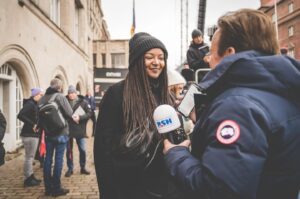Aminata Touré Instagram - They said: 15.000 Leute in Kiel! 🥹♥️🙏🏾
Danke, Kiel!
Es bleibt unsere Pflicht nicht nur heute auf die Straße zu gehen, sondern auch an jedem anderen Tag für unsere Demokratie zu kämpfen.

Großen Dank an @dgb.kiel.region für die Organisation und das Mobilisieren!