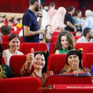Amira Hilda Douaouda Instagram - QUEENS OF ALGERIA 👑🇩🇿❤️ : 

" Je voulais vous parler de toutes ces valeureuses femmes dans les photos , ces femmes qui ont réellement vécu l'horreur dans leur village ou fut tourné le film , leurs proches ont été assassinés et torturés devant leurs yeux de jeunes filles , des récits d'atrocités qui dépassent la fiction.  La région a vécu un massacre commis par les soldats de l’armée coloniale  le 6 mai 1957 et le 4 novembre 1957. Le village avait été encerclé, détruit totalement puis incendié et sa population a été déportée dans un camp de concentration.
 
Pendant les journées froides de tournage 
ses femmes étaient notre rayon de soleil, leur sourire nous réchauffait le cœur, humbles et toujours de bonne humeur , elles nous apprennent que même si le monde n’est pas tout rose, il n’est pas tout noir non plus. 

Je tenais aussi à remercier l'association
Tadukli taddart lejdid iwaquran Mourad Arab Yacine Hamraoui et tout les membres 
Tajma3it du village 
 @HikingTherapy  Foufa Net Allo 
Bravo pour le travail remarquable que vous accomplissez au quotidien ❤️ "

Par @brahim_hamadi_madbox

EXECUTION إعدام  de Youcef Mahsas
وزارة الثقافة والفنون الجزائرية 
Centre Algérien de Développement du Cinéma 
@madboxprod Productions