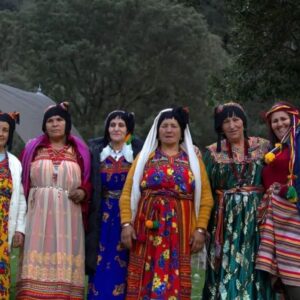 Amira Hilda Douaouda Instagram - QUEENS OF ALGERIA 👑🇩🇿❤️ : 

" Je voulais vous parler de toutes ces valeureuses femmes dans les photos , ces femmes qui ont réellement vécu l'horreur dans leur village ou fut tourné le film , leurs proches ont été assassinés et torturés devant leurs yeux de jeunes filles , des récits d'atrocités qui dépassent la fiction.  La région a vécu un massacre commis par les soldats de l’armée coloniale  le 6 mai 1957 et le 4 novembre 1957. Le village avait été encerclé, détruit totalement puis incendié et sa population a été déportée dans un camp de concentration.
 
Pendant les journées froides de tournage 
ses femmes étaient notre rayon de soleil, leur sourire nous réchauffait le cœur, humbles et toujours de bonne humeur , elles nous apprennent que même si le monde n’est pas tout rose, il n’est pas tout noir non plus. 

Je tenais aussi à remercier l'association
Tadukli taddart lejdid iwaquran Mourad Arab Yacine Hamraoui et tout les membres 
Tajma3it du village 
 @HikingTherapy  Foufa Net Allo 
Bravo pour le travail remarquable que vous accomplissez au quotidien ❤️ "

Par @brahim_hamadi_madbox

EXECUTION إعدام  de Youcef Mahsas
وزارة الثقافة والفنون الجزائرية 
Centre Algérien de Développement du Cinéma 
@madboxprod Productions