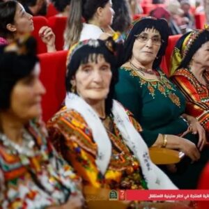 Amira Hilda Douaouda Instagram - QUEENS OF ALGERIA 👑🇩🇿❤️ : 

" Je voulais vous parler de toutes ces valeureuses femmes dans les photos , ces femmes qui ont réellement vécu l'horreur dans leur village ou fut tourné le film , leurs proches ont été assassinés et torturés devant leurs yeux de jeunes filles , des récits d'atrocités qui dépassent la fiction.  La région a vécu un massacre commis par les soldats de l’armée coloniale  le 6 mai 1957 et le 4 novembre 1957. Le village avait été encerclé, détruit totalement puis incendié et sa population a été déportée dans un camp de concentration.
 
Pendant les journées froides de tournage 
ses femmes étaient notre rayon de soleil, leur sourire nous réchauffait le cœur, humbles et toujours de bonne humeur , elles nous apprennent que même si le monde n’est pas tout rose, il n’est pas tout noir non plus. 

Je tenais aussi à remercier l'association
Tadukli taddart lejdid iwaquran Mourad Arab Yacine Hamraoui et tout les membres 
Tajma3it du village 
 @HikingTherapy  Foufa Net Allo 
Bravo pour le travail remarquable que vous accomplissez au quotidien ❤️ "

Par @brahim_hamadi_madbox

EXECUTION إعدام  de Youcef Mahsas
وزارة الثقافة والفنون الجزائرية 
Centre Algérien de Développement du Cinéma 
@madboxprod Productions