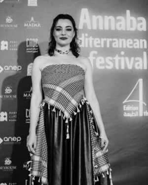 Amira Hilda Douaouda Instagram - L’actrice @hildaamira illumine @annabafilmfestival.algeria en portant fièrement ma création inspirée par la force et la résilience palestinienne. 🇵🇸 Cette tenue, mêlant le Keffieh traditionnel et le simili cuir, symbolise le courage des combattants. Merci à @hildaamira pour ce moment de grâce et de conviction, un hommage puissant à travers l’art, non destiné au commerce mais à l’inspiration. 🌟🕊️ 

#ArtPourLaCause #Palestine #cinema #art #festival #dz #algerie #fashion #fashiondesigner #yasminegadouche #hildaamira
