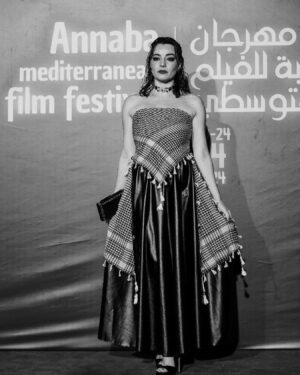 Amira Hilda Douaouda Instagram - L’actrice @hildaamira illumine @annabafilmfestival.algeria en portant fièrement ma création inspirée par la force et la résilience palestinienne. 🇵🇸 Cette tenue, mêlant le Keffieh traditionnel et le simili cuir, symbolise le courage des combattants. Merci à @hildaamira pour ce moment de grâce et de conviction, un hommage puissant à travers l’art, non destiné au commerce mais à l’inspiration. 🌟🕊️ 

#ArtPourLaCause #Palestine #cinema #art #festival #dz #algerie #fashion #fashiondesigner #yasminegadouche #hildaamira