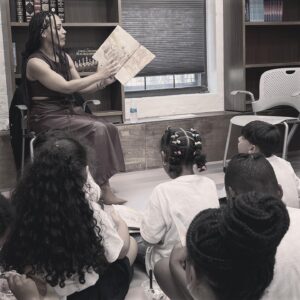 Amirah Vann Instagram - The best part of this thing called “celebrity” is being given opportunities to love on others-especially our children! The work is so important and it’s an honor to uplift and pour into these amazing young people as they look up at me with hopeful, pure, innocent eyes 💗 Thank you @nyknicks & @gardenofdreams sincerely! 

Happy #Juneteenth