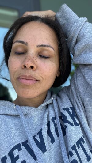 Amirah Vann Instagram - I live in my truth and so a bad day or energy won’t stop me. It’s a moment that passes or a mosquito you slap away. The greater truth is that I’m stronger than a moment. And so are you-I guarantee it! 

#breathewithme #letstakeaNylabreath 💗
