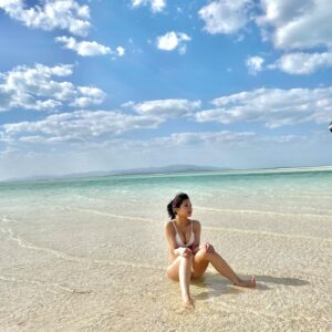 Amisa Miyazaki Instagram - いつも、インスタとLINEブログ見てくれてありがとうございます🫶
・
なんと！この度！宮崎あみさ！
3月20日に集英社さんから
念願の𝟭𝘀𝘁写真集を発売する事になりました！
・
19歳から20歳にかけての約1年間を撮り下ろした集大成ともいえる1冊です！
雪原、大阪の街、石垣島、竹富島のロケ地を巡りながら、少女から大人に変化していく姿を追って頂きました。
・
そして！自分の中でグラビア史上最大の挑戦もしました！過去最高布が少なかったよ😳
・
また、発売記念イベントも開催する予定なので、詳細はまたお知らせします！
・
Amazonや楽天ですでに予約開始していますので詳しくはTwitterをご覧下さい！
・
私の記念すべき1冊是非お迎え頂きたいです🫶
・
#宮崎あみさ #グラビア #写真集