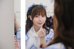 Amisa Miyazaki Instagram - X(Twitter)でもお知らせしましたが、改めてインスタでも、長いですが、最後まで読んでいただけると嬉しいです。

私、宮崎あみさは先日行われた、10/24のミスティア！3rdワンマンライブにて、約3年半活動したミスティア！を｢卒業｣致しました。

まずは、ミスティア3rdワンマンライブ、Zepp新宿にご来場いただきありがとうございました！ずっと夢であったZeppに立つ夢がこうして形となって沢山の人が足を運んでくれてとても幸せな時間を過ごすことができました。

高校生活をほとんどミスティアのメンバーと過ごして、辛いことも嬉しいことも共有できるって凄く素敵なんだなと今になっても感じます。毎日のライブもライブ後のご飯も休みの日に遊びに行ったりとアイドルそしてミスティアは私の青春でした。

私は、16歳の時にライブアイドルから芸能界に入りました。初めは右も左とわからず、自分が何をやってるいるかイマイチ分からない状態で活動をしていましたが、活動するにつれてアイドルというものにどんどん惹かれていき気がついたから大好きになっていました。
 
2020年2月にミスティア第2章のメンバーとして17歳の時にデビューしました。ですが、デビューしてすぐ緊急事態宣言が発表され活動日数は減りいざライブができる状態になると思い通りにいかないことばかりで何度も挫けそうになった事もありました。あの時はお客さんが2.3人の時も当たり前にあったけど今回このZeppというステージからの景色を見て私のやってきた事は間違えてなかったと今なら胸を張って言えます。応援してくれる皆さんがいたからこそここまで来れました。素敵な景色を見せてくれてありがとう。

ご存知の通り私は2022年からの約1年半アイドル活動をお休みしていました。
元々高校を卒業してからの1年間のみアイドルを続けその後は学業に専念する約束を親としていて運営側とも話を進めていましたが、アイドルとしての目標であるZeppに立つ事ができないままでいいのかと報われない気持ちでいっぱいでした。その時に個人で受けていたオーディションに合格し、そのまま諦めたくは無いと思い活動休止という形にさせていただきました。
ずっと私には夢がなくて夢を聞かれたらウルトラスーパースターと答えるくらいとても曖昧なものでした、でもこの活休した1年半で今までない景色を見て沢山の経験をして演技がしたいというハッキリとした夢ができました。

ライブ当日でもお話させていただきましたが、卒業を事前に発表しなかったのはメンバーや運営さんがいてこそ作り上げられたミスティア3rdワンマンライブが私の卒業ライブになってしまうのがこわかったからです。
メンバーの皆さん運営さんここまでミスティアを支えてくれてありがとう、皆さんがいたからこそZeppというステージに立つ私の目標が叶いました。メンバーのみんな、数多くあるグループからミスティアに入ってくれてありがとう。
運営さん、いっぱい喧嘩もしたけど全部含めてとても楽しい思い出です！！

ずっと待ってくれていた皆さんには申し訳ない気持ちでいっぱいです。ごめんなさい。

アイドルの宮崎あみさはここで終わりになってしまいましたが、これからどんどんステップアップしていくつもりなので今回の卒業はいい卒業だと皆さんに捉えてもらいたいです。星の数いるアイドルの中から私を選んで、愛してくれてありがとう。これからは宮崎あみさを1人のタレントとしてどうか見守って頂けたらと思います。いつか宮崎あみさを応援してよかった、好きになって良かったと思われるよう、そして皆さんを支えて笑顔にできるタレントになりたいと思います。
こんな不束者な宮崎あみさですが、これからも応援してくれると嬉しいです。