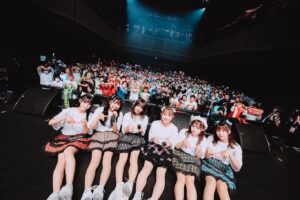 Amisa Miyazaki Instagram - X(Twitter)でもお知らせしましたが、改めてインスタでも、長いですが、最後まで読んでいただけると嬉しいです。

私、宮崎あみさは先日行われた、10/24のミスティア！3rdワンマンライブにて、約3年半活動したミスティア！を｢卒業｣致しました。

まずは、ミスティア3rdワンマンライブ、Zepp新宿にご来場いただきありがとうございました！ずっと夢であったZeppに立つ夢がこうして形となって沢山の人が足を運んでくれてとても幸せな時間を過ごすことができました。

高校生活をほとんどミスティアのメンバーと過ごして、辛いことも嬉しいことも共有できるって凄く素敵なんだなと今になっても感じます。毎日のライブもライブ後のご飯も休みの日に遊びに行ったりとアイドルそしてミスティアは私の青春でした。

私は、16歳の時にライブアイドルから芸能界に入りました。初めは右も左とわからず、自分が何をやってるいるかイマイチ分からない状態で活動をしていましたが、活動するにつれてアイドルというものにどんどん惹かれていき気がついたから大好きになっていました。
 
2020年2月にミスティア第2章のメンバーとして17歳の時にデビューしました。ですが、デビューしてすぐ緊急事態宣言が発表され活動日数は減りいざライブができる状態になると思い通りにいかないことばかりで何度も挫けそうになった事もありました。あの時はお客さんが2.3人の時も当たり前にあったけど今回このZeppというステージからの景色を見て私のやってきた事は間違えてなかったと今なら胸を張って言えます。応援してくれる皆さんがいたからこそここまで来れました。素敵な景色を見せてくれてありがとう。

ご存知の通り私は2022年からの約1年半アイドル活動をお休みしていました。
元々高校を卒業してからの1年間のみアイドルを続けその後は学業に専念する約束を親としていて運営側とも話を進めていましたが、アイドルとしての目標であるZeppに立つ事ができないままでいいのかと報われない気持ちでいっぱいでした。その時に個人で受けていたオーディションに合格し、そのまま諦めたくは無いと思い活動休止という形にさせていただきました。
ずっと私には夢がなくて夢を聞かれたらウルトラスーパースターと答えるくらいとても曖昧なものでした、でもこの活休した1年半で今までない景色を見て沢山の経験をして演技がしたいというハッキリとした夢ができました。

ライブ当日でもお話させていただきましたが、卒業を事前に発表しなかったのはメンバーや運営さんがいてこそ作り上げられたミスティア3rdワンマンライブが私の卒業ライブになってしまうのがこわかったからです。
メンバーの皆さん運営さんここまでミスティアを支えてくれてありがとう、皆さんがいたからこそZeppというステージに立つ私の目標が叶いました。メンバーのみんな、数多くあるグループからミスティアに入ってくれてありがとう。
運営さん、いっぱい喧嘩もしたけど全部含めてとても楽しい思い出です！！

ずっと待ってくれていた皆さんには申し訳ない気持ちでいっぱいです。ごめんなさい。

アイドルの宮崎あみさはここで終わりになってしまいましたが、これからどんどんステップアップしていくつもりなので今回の卒業はいい卒業だと皆さんに捉えてもらいたいです。星の数いるアイドルの中から私を選んで、愛してくれてありがとう。これからは宮崎あみさを1人のタレントとしてどうか見守って頂けたらと思います。いつか宮崎あみさを応援してよかった、好きになって良かったと思われるよう、そして皆さんを支えて笑顔にできるタレントになりたいと思います。
こんな不束者な宮崎あみさですが、これからも応援してくれると嬉しいです。