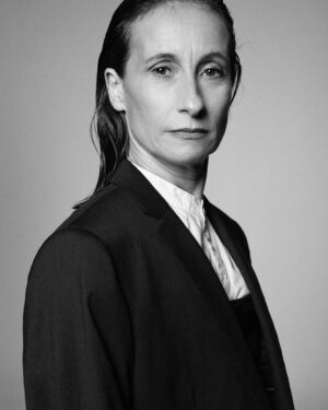 Amparo Noguera Instagram - Foto del talentoso @dan_g_rod  @expo_miradas  Retratos de actrices y actores chilenos.
Feliz de formar parte de esta exposición!