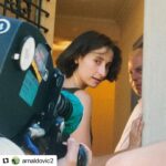 Amparo Noguera Instagram - Cortometraje Future House, de la escuela de cine Arcis.En esta foto con Pedro Schwarz. Lo dirigio Arnaldo Rodriguez. @arnaldovic2 . En la camara @inti_briones