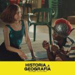 Amparo Noguera Instagram - ¡Por Semana Santa hemos venido a dejar bendecido tu feed! Te compartimos 10 imágenes (stills) de @historiaygeografiafilm 🎬🥸⚔️ Amparo Noguera (@amparo_nogueraoficial) protagoniza esta ácida y divertida sátira sobre la identidad nacional, interpretando a Gioconda Martínez, una actriz de televisión en decadencia que regresa a su ciudad natal para montar una obra de teatro sobre la conquista de Chile. Con un elenco estelar que incluye a Catalina Saavedra (@catalinasaa), Steevens Benjamin (@steevens_benjamin), Pablo Schwarz, Paloma Moreno (@palomamoreno) y Paulina Urrutia (@paulinaurrutia1), "Historia & Geografía" te invita a un viaje irreverente por la historia de Chile, sus mitos y contradicciones. Los esperamos en las salas desde el 18 de abril 🎬 #HistoriaYGeografía