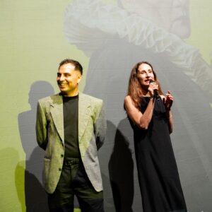 Amparo Noguera Instagram - Así se vivió la Avant Premiere de la película Historia y Geografía 🎨🖌️en @matucana100 

Gioconda Martínez, una recordada actriz de televisión cómica, decide volver a su ciudad natal para montar una obra de teatro sobre la conquista de Chile y recuperar el reconocimiento artístico que creyó haber perdido, pero que nunca tuvo.

Dirige: Bernardo Quesney (@bernardoquesney)
Producen: Equeco (@equecocl)
Auspicia: Gin Proa (@gin.proa), Cerveza Patagonia (@cerveza.patagonia.cl) & Pan Mostacho (@panmostacho)
Distribuye: Storyboard Media (@storyboardm_)
Co-financia: Ministerio de las Culturas, las Artes y el Patrimonio (@culturas_cl)