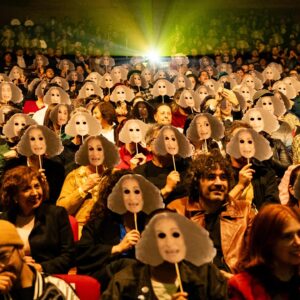 Amparo Noguera Instagram - Así se vivió la Avant Premiere de la película Historia y Geografía 🎨🖌️en @matucana100 

Gioconda Martínez, una recordada actriz de televisión cómica, decide volver a su ciudad natal para montar una obra de teatro sobre la conquista de Chile y recuperar el reconocimiento artístico que creyó haber perdido, pero que nunca tuvo.

Dirige: Bernardo Quesney (@bernardoquesney)
Producen: Equeco (@equecocl)
Auspicia: Gin Proa (@gin.proa), Cerveza Patagonia (@cerveza.patagonia.cl) & Pan Mostacho (@panmostacho)
Distribuye: Storyboard Media (@storyboardm_)
Co-financia: Ministerio de las Culturas, las Artes y el Patrimonio (@culturas_cl)